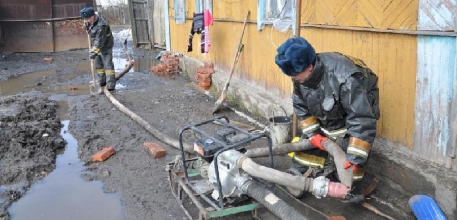 Таразда бітелген канал үйлерді су басып кете жаздады