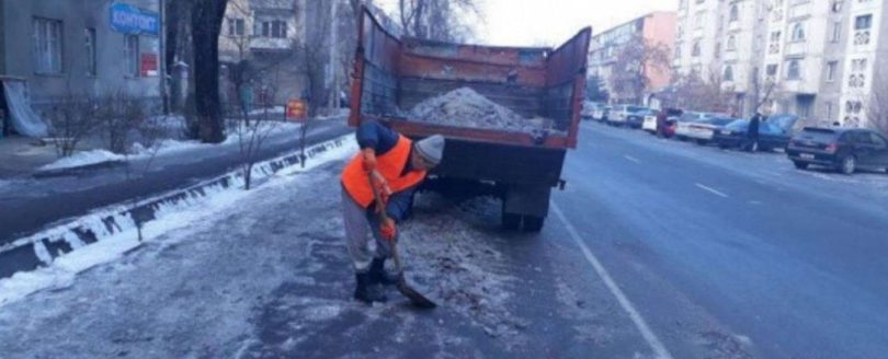 Мэрия Бишкека: прилегающую к дому или магазину территорию обязан убирать владелец