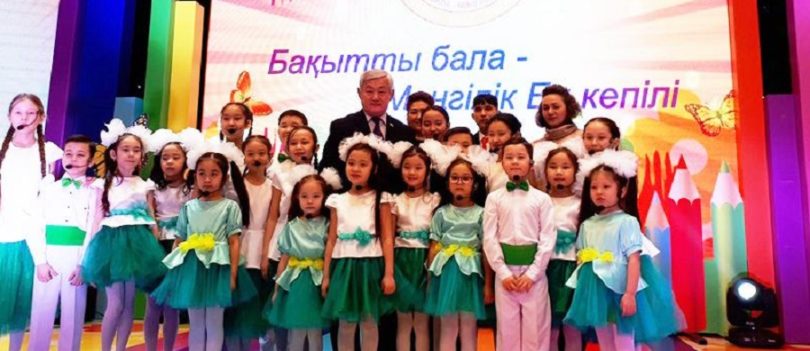 Сапарбаев вручил ключи от квартир детям-сиротам