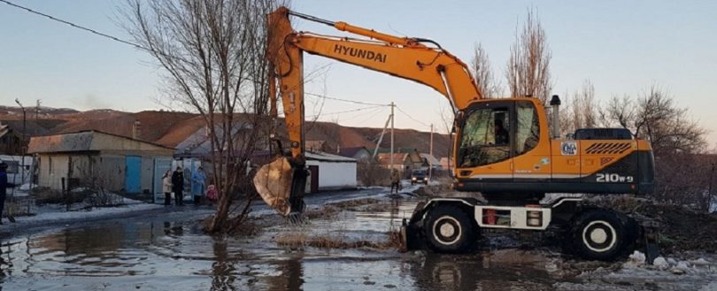 В Талдыкоргане талые воды затопили дачи