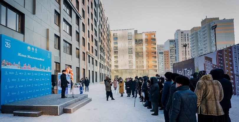 Елордада апатты жағдайдағы ұзақ мерзімді құрылыс бұзылып, жаңа тұрғын үй кешені салынды