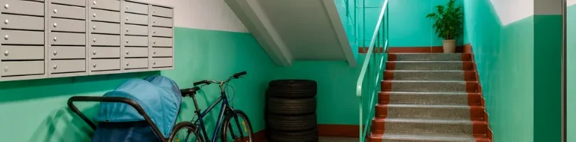 Хранение личных вещей в подъезде может обернуться штрафом