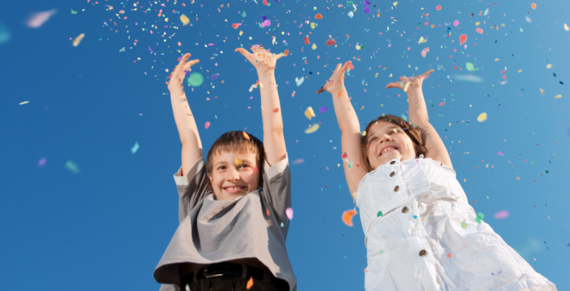 Пятерым новорождённым 20-миллионным казахстанцам вручили денежные сертификаты