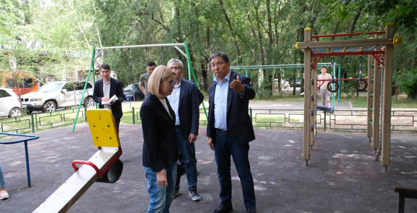 Ерболат Досаев поручил пересмотреть требования к обустройству дворовых территорий в Алматы и разработать стандарты