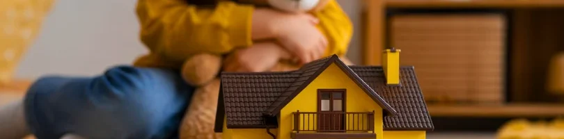 Жильё для детей-сирот распределяют с нарушениями