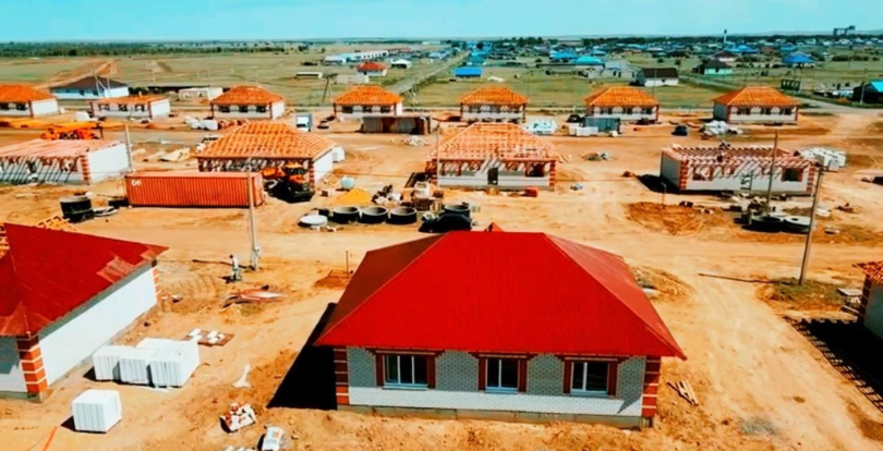 В Кобде строители возводят крыши на 61 доме