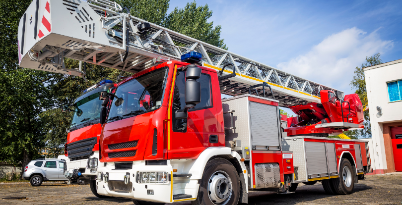 Железобетонные ограждения у столичных многоэтажек не пропускают пожарные машины