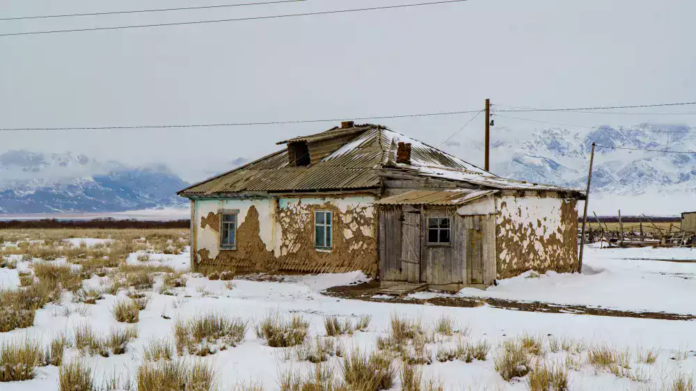 Ветхое жильё вместо помощи: в Алматинской области выявлены нарушения при закупках