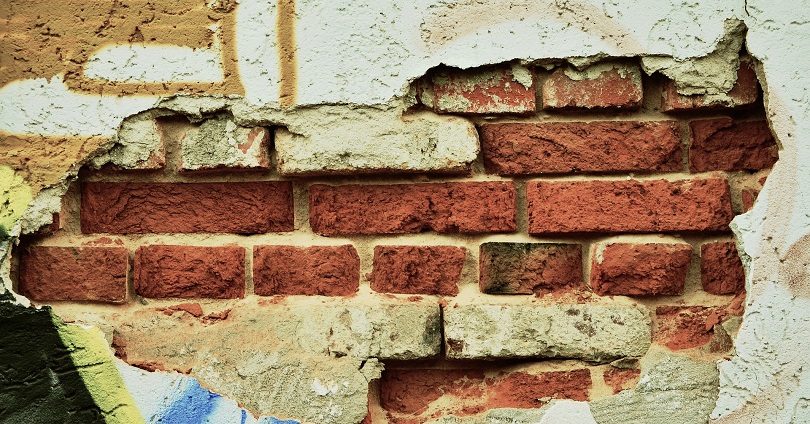 Қарағандыда мемлекеттік бағдарлама бойынша жөнделген көпқабатты үй қирап жатыр