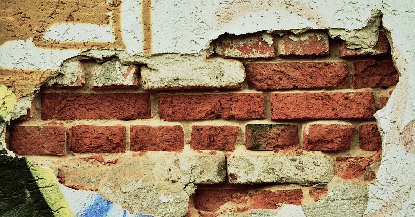 Қарағандыда мемлекеттік бағдарлама бойынша жөнделген көпқабатты үй қирап жатыр